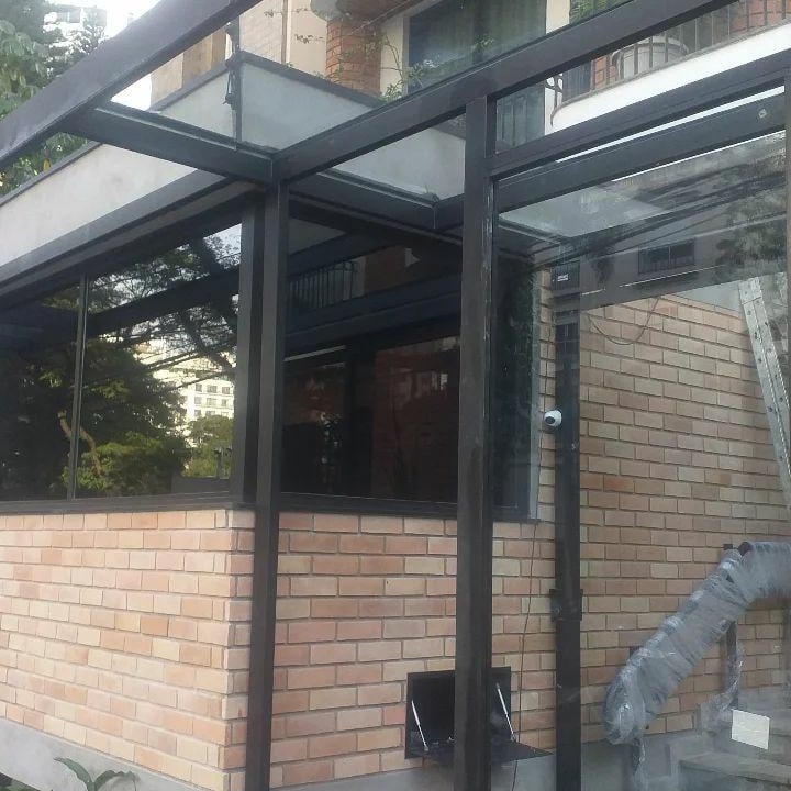 Estrutura de aço e vidros blindados instalada em fachada de edifício residencial